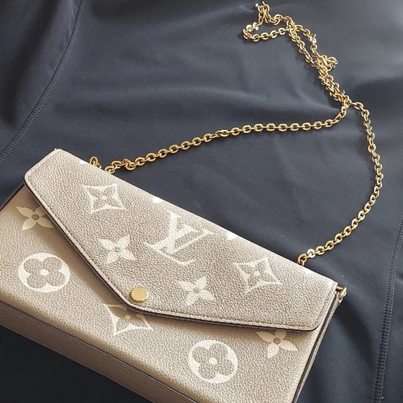 Louis Vuitton Elegant Ivory/Cream Monogram Wristlet - Picture 8 of 9